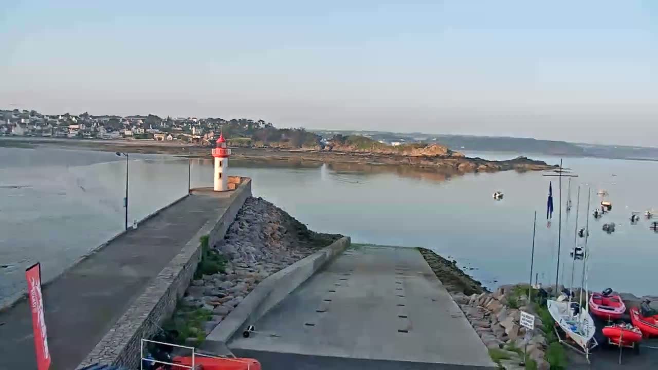 Erquy Comune & Port Live Cam - Saint-Brieuc, Cotes-d'Armor, Bretagne, France