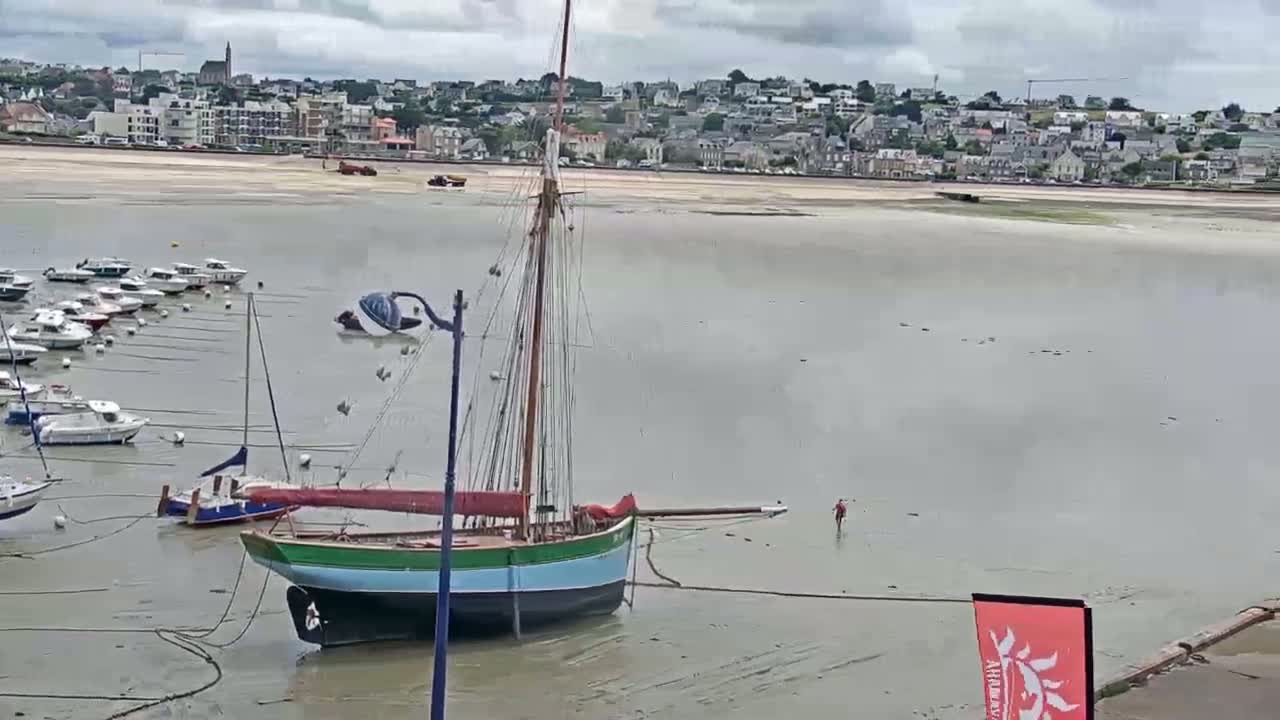 Erquy Comune & Port Live Cam - Saint-Brieuc, Cotes-d'Armor, Bretagne, France