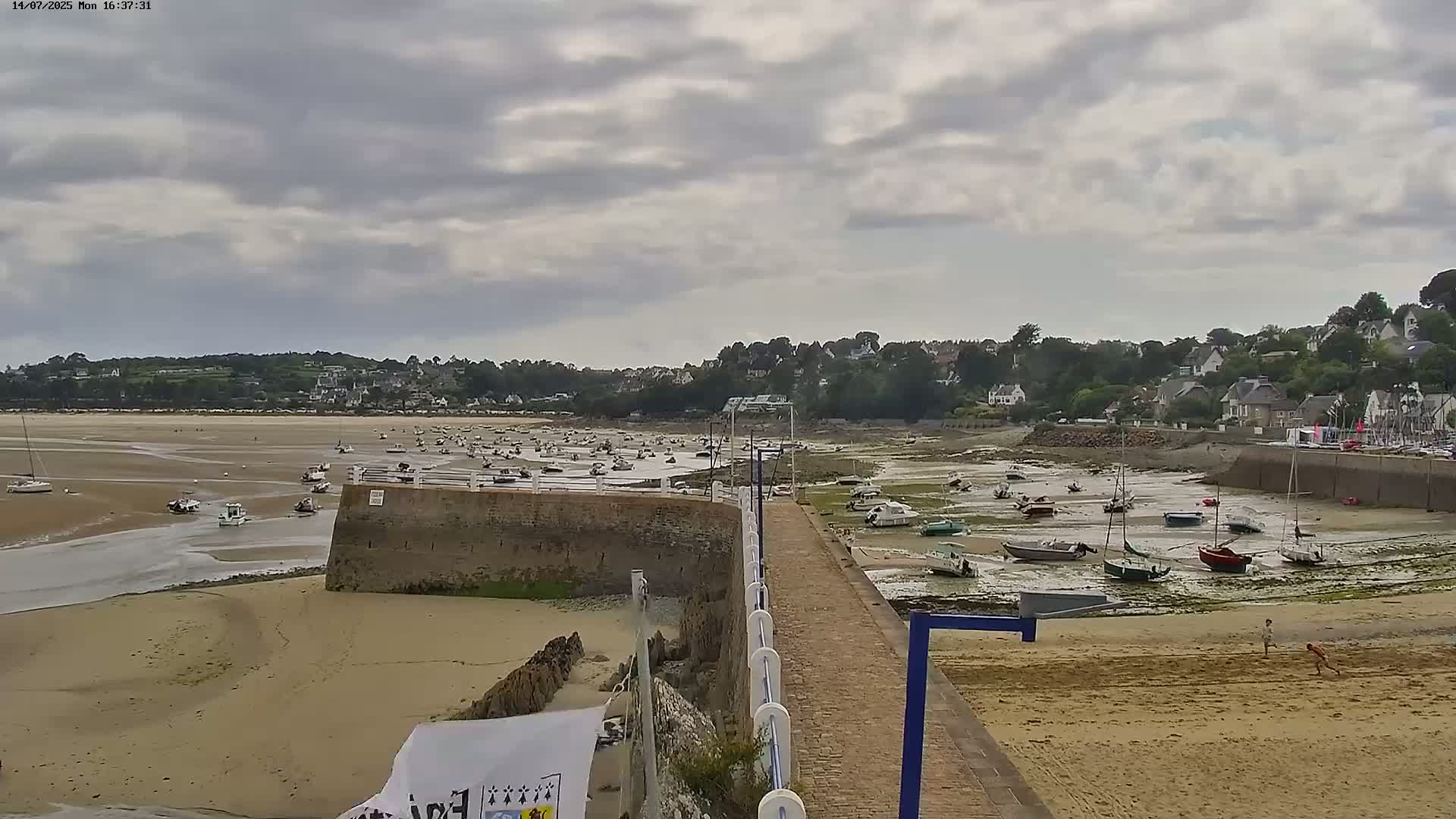 Locquirec Commune & Port Live Cam - Morlaix, Finistere, Bretagne, France