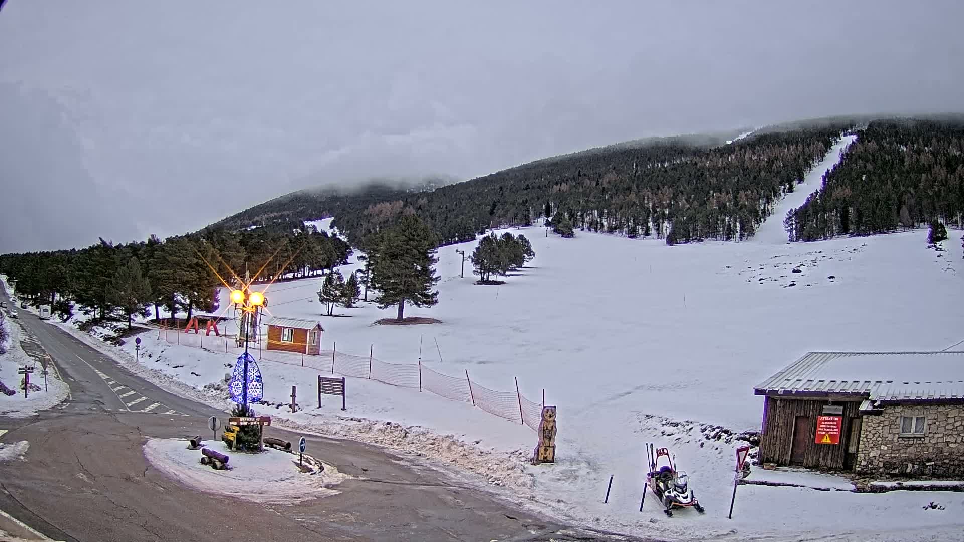 Montserein - Ventoux Mount Live Cam - Carpentras, Vaucluse, Provence-Alpes-Cote d’Azur