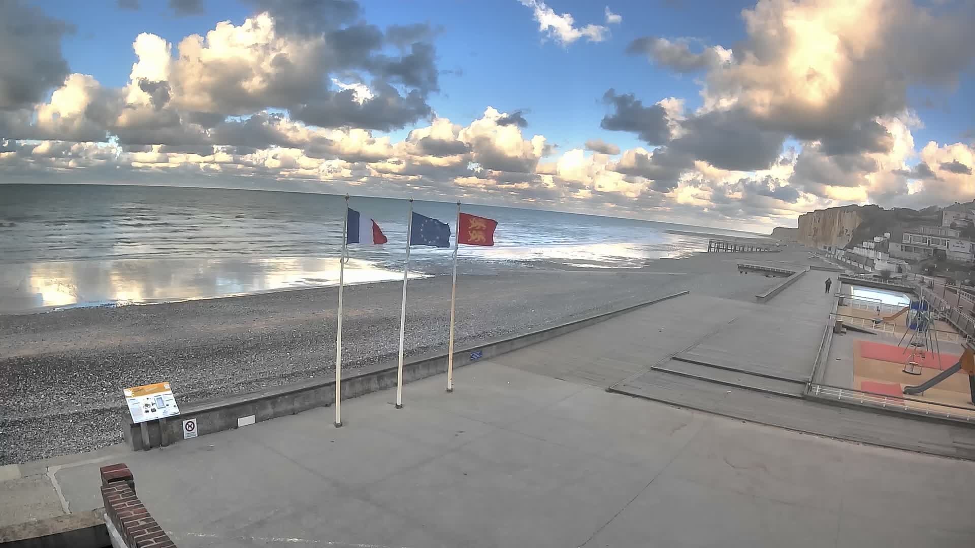 Plage de Veules-les-Roses Beach Live Cam - Dieppe, Seine-Maritime, Normandie, France