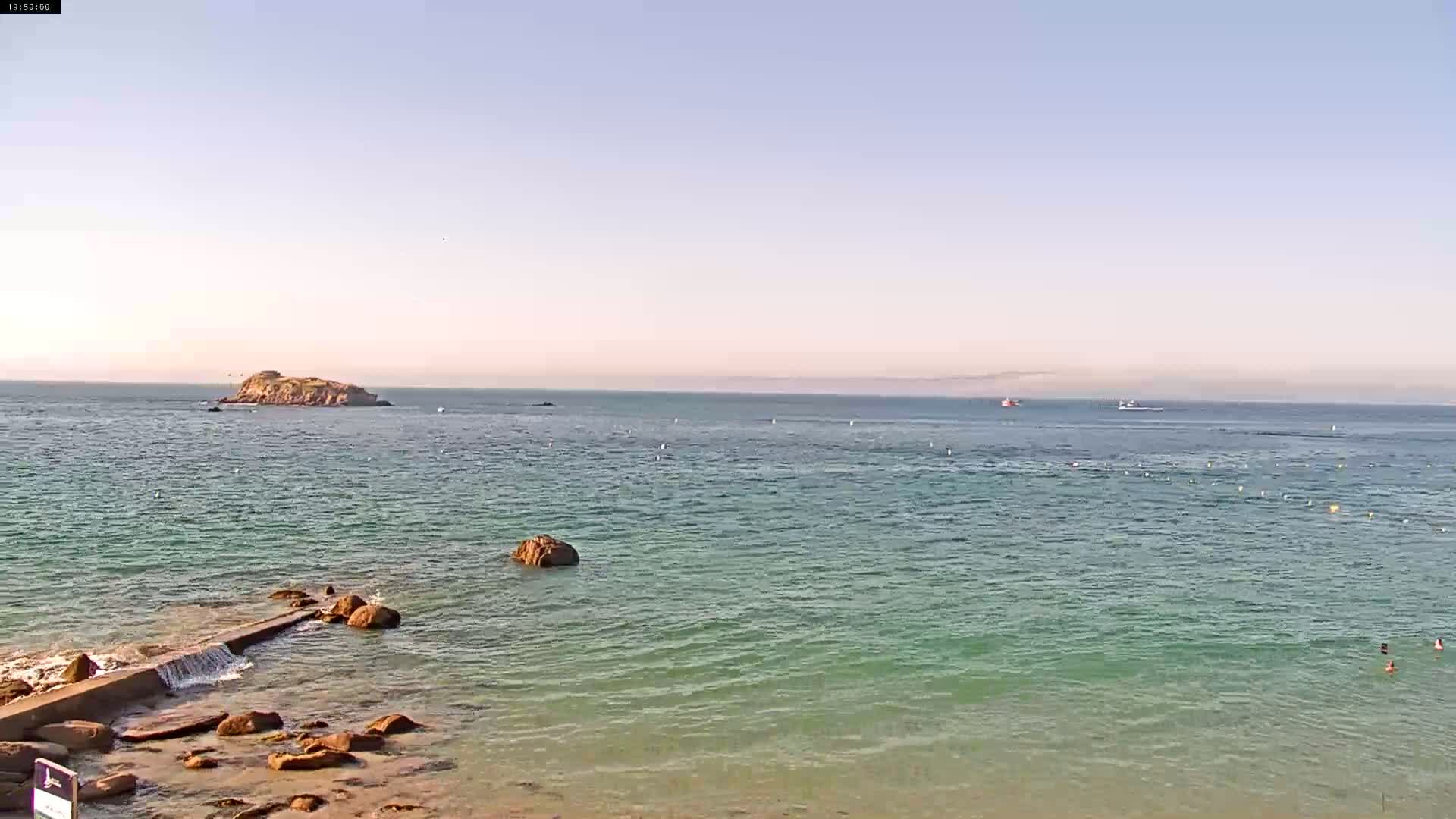 Douarnenez, Les Sables Blancs Beach Live Cam - Quimper, Finistère, Bretagne, France