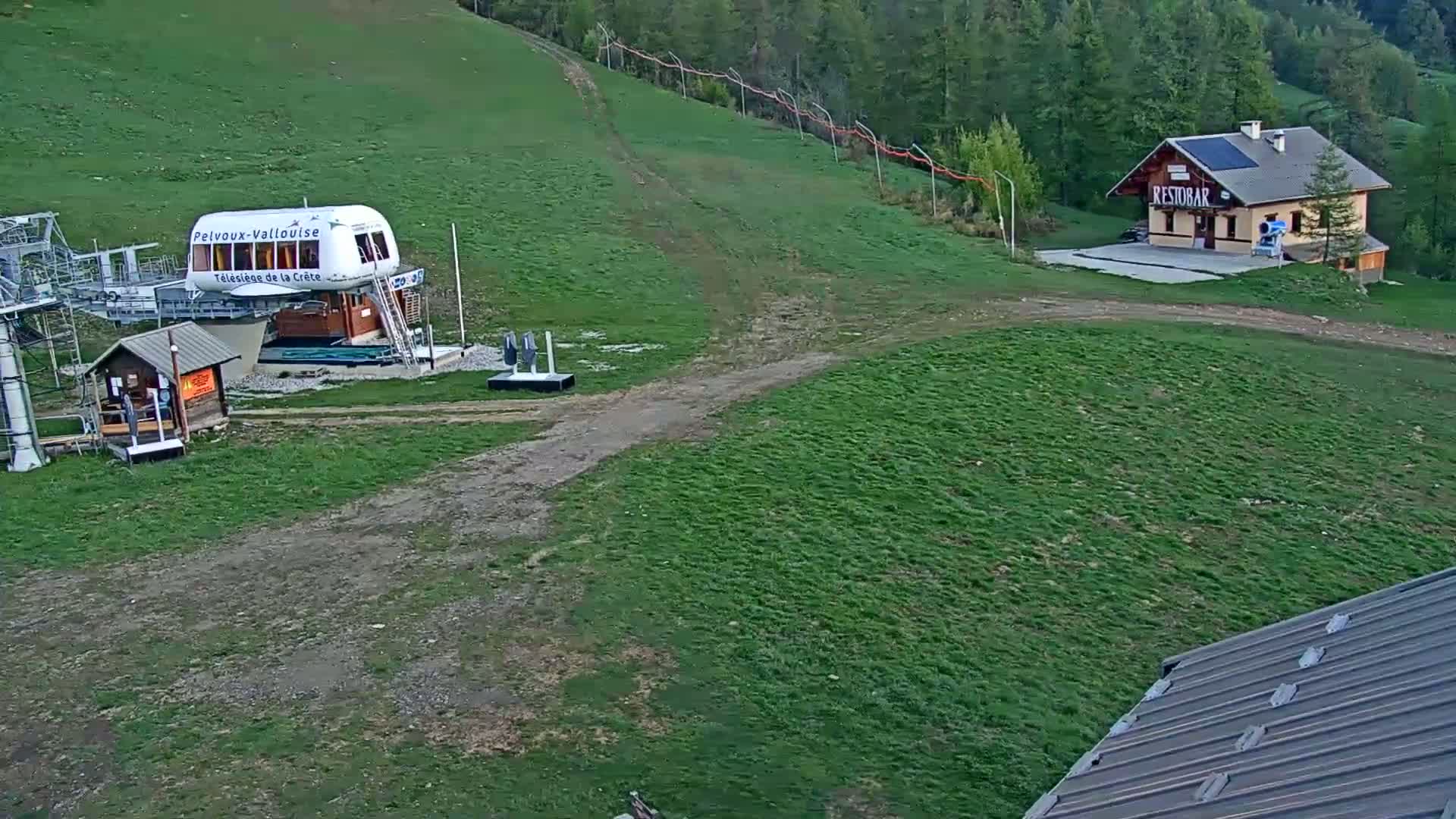 Pelvoux Vallouise Ski Slopes 1800 m Live Cam - 	Briancon, Hautes-Alpes, Provence-Alpes-Cote d’Azur, France