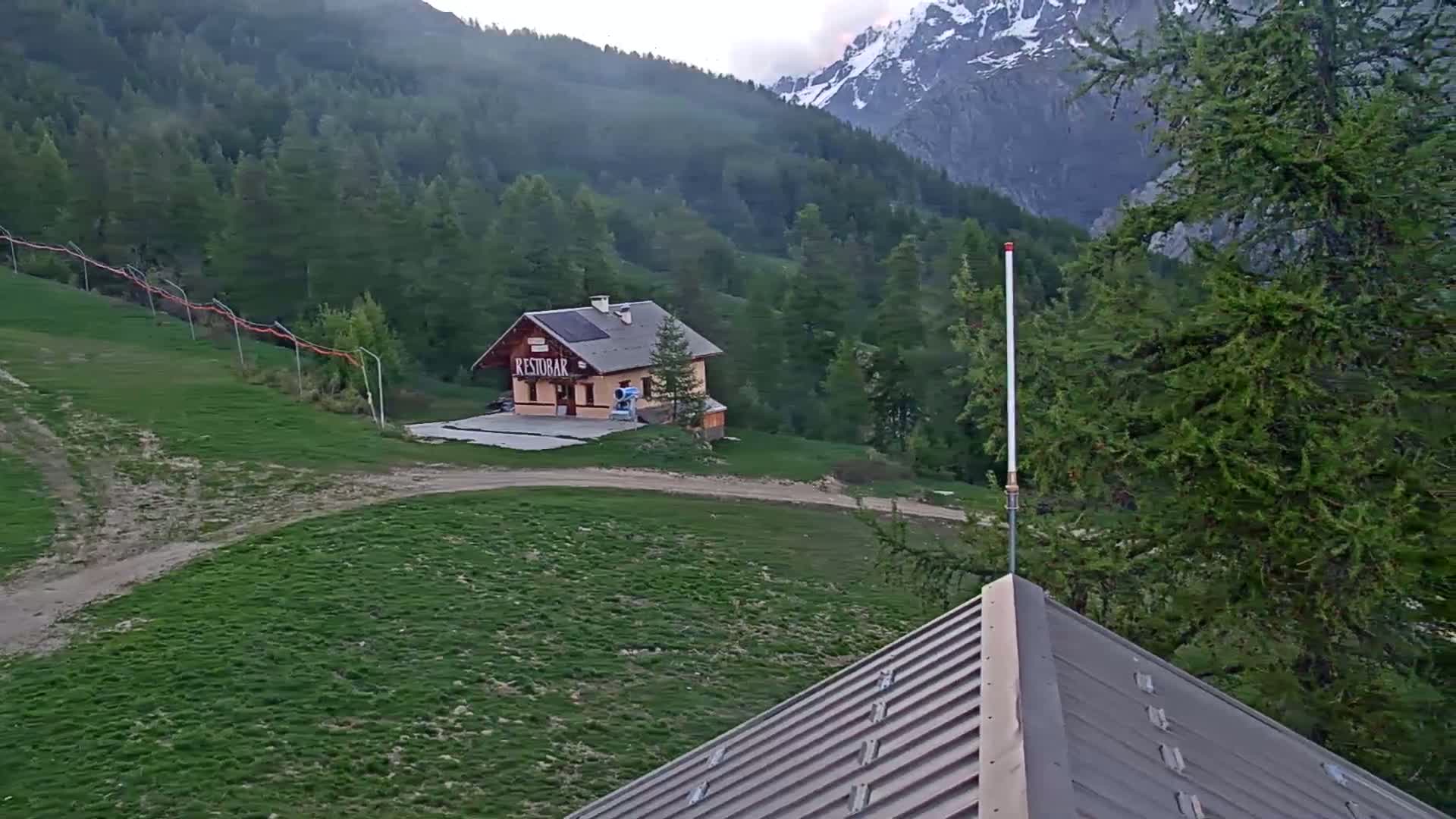 Pelvoux Vallouise Ski Slopes 1800 m Live Cam - 	Briancon, Hautes-Alpes, Provence-Alpes-Cote d’Azur, France