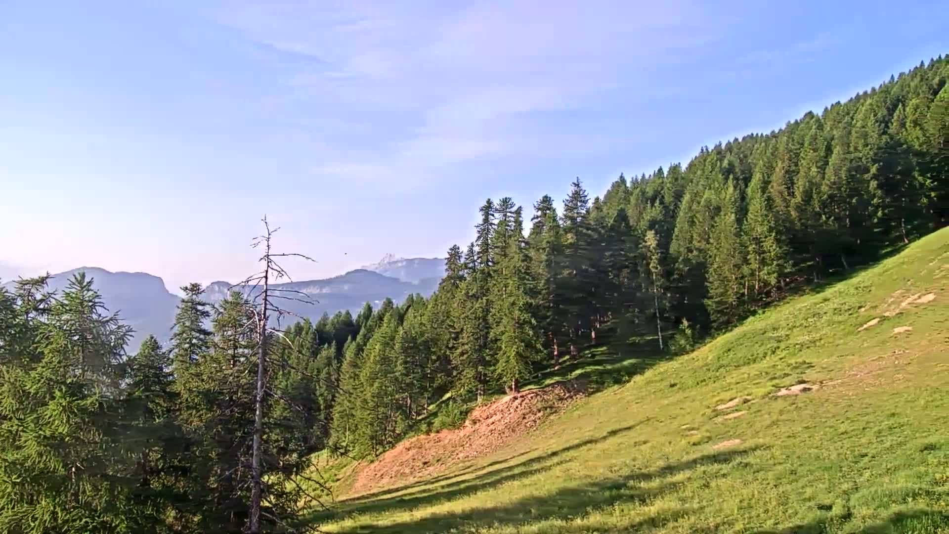 Pelvoux Vallouise Ski Slopes 1800 m Live Cam - 	Briancon, Hautes-Alpes, Provence-Alpes-Cote d’Azur, France