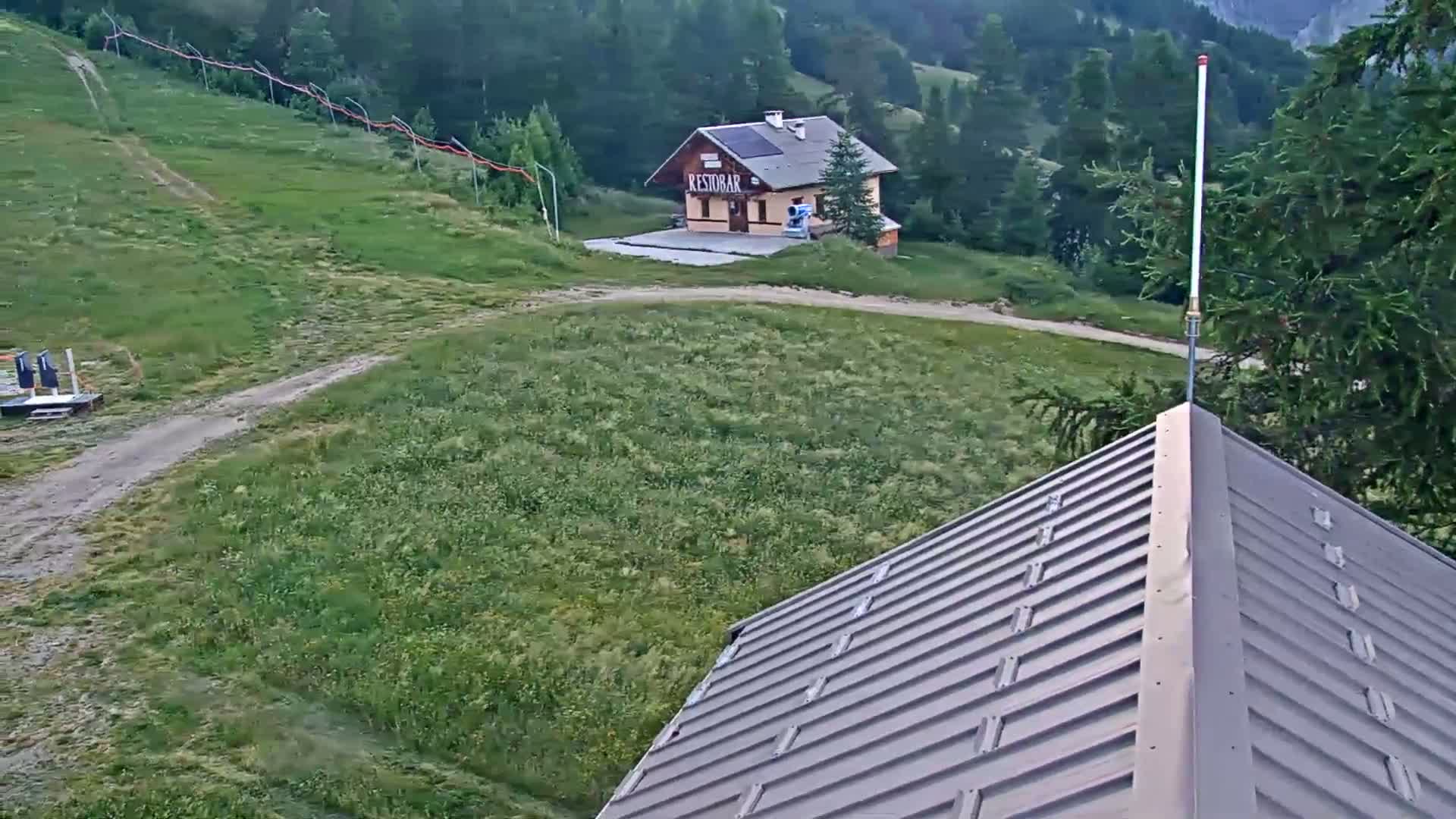 Pelvoux Vallouise Ski Slopes 1800 m Live Cam - 	Briancon, Hautes-Alpes, Provence-Alpes-Cote d’Azur, France