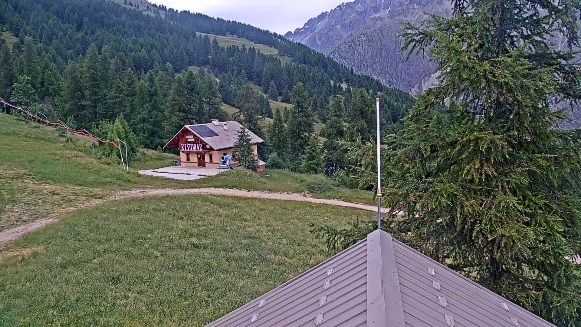 Pelvoux Vallouise Ski Slopes 1800 m Live Cam - 	Briancon, Hautes-Alpes, Provence-Alpes-Cote d’Azur, France
