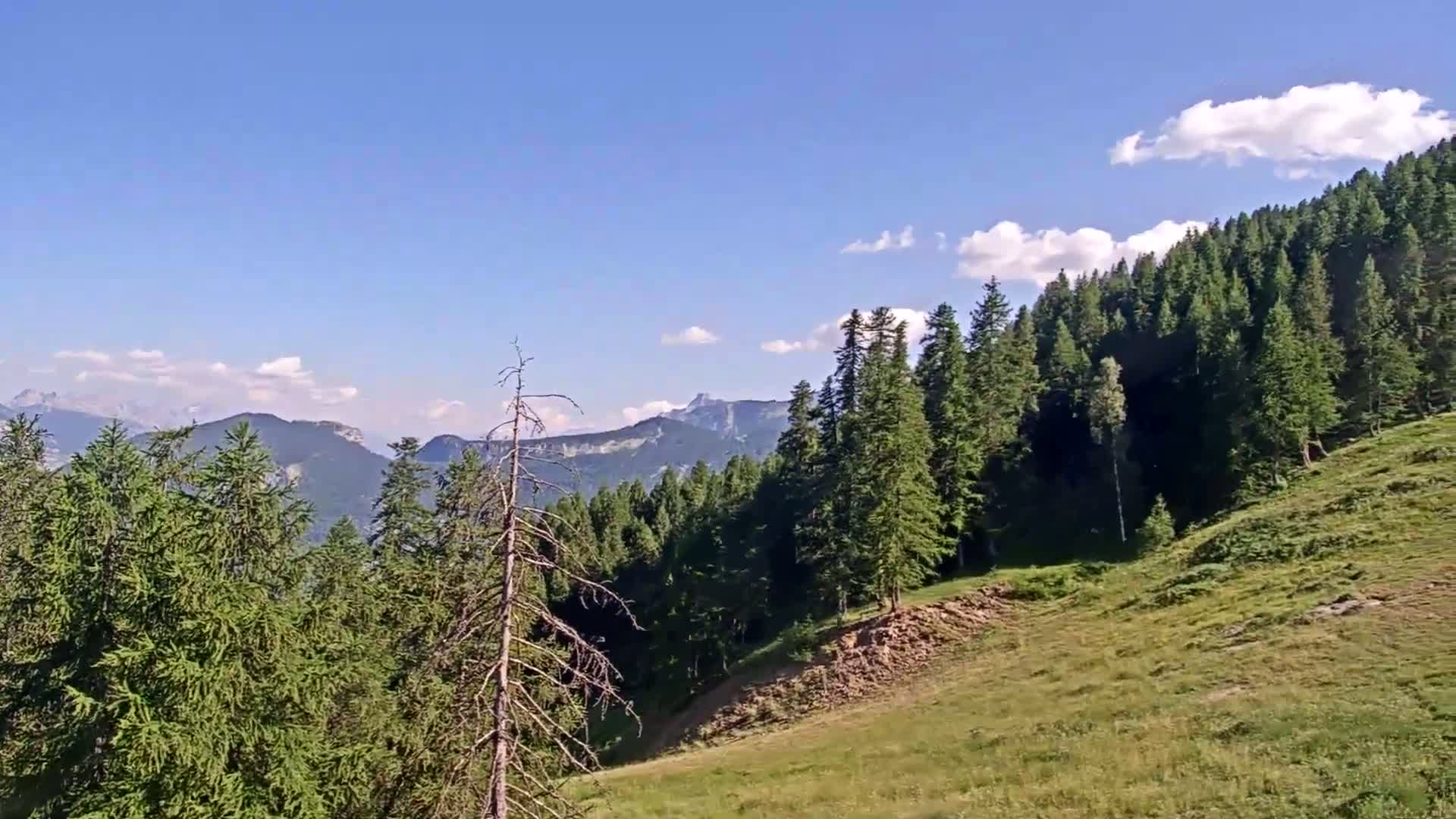 Pelvoux Vallouise Ski Slopes 1800 m Live Cam - 	Briancon, Hautes-Alpes, Provence-Alpes-Cote d’Azur, France