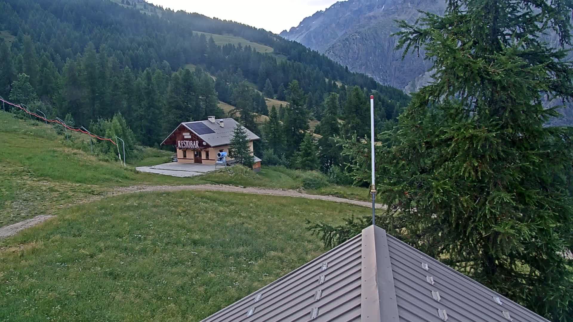 Pelvoux Vallouise Ski Slopes 1800 m Live Cam - 	Briancon, Hautes-Alpes, Provence-Alpes-Cote d’Azur, France