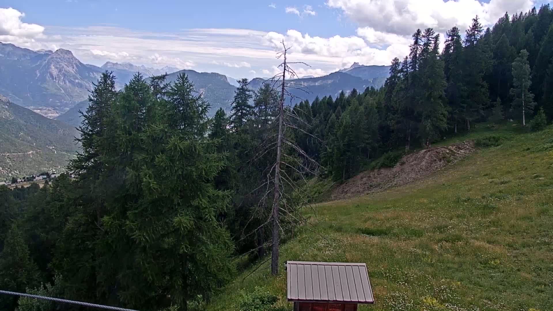 Pelvoux Vallouise Ski Slopes 1800 m Live Cam - 	Briancon, Hautes-Alpes, Provence-Alpes-Cote d’Azur, France