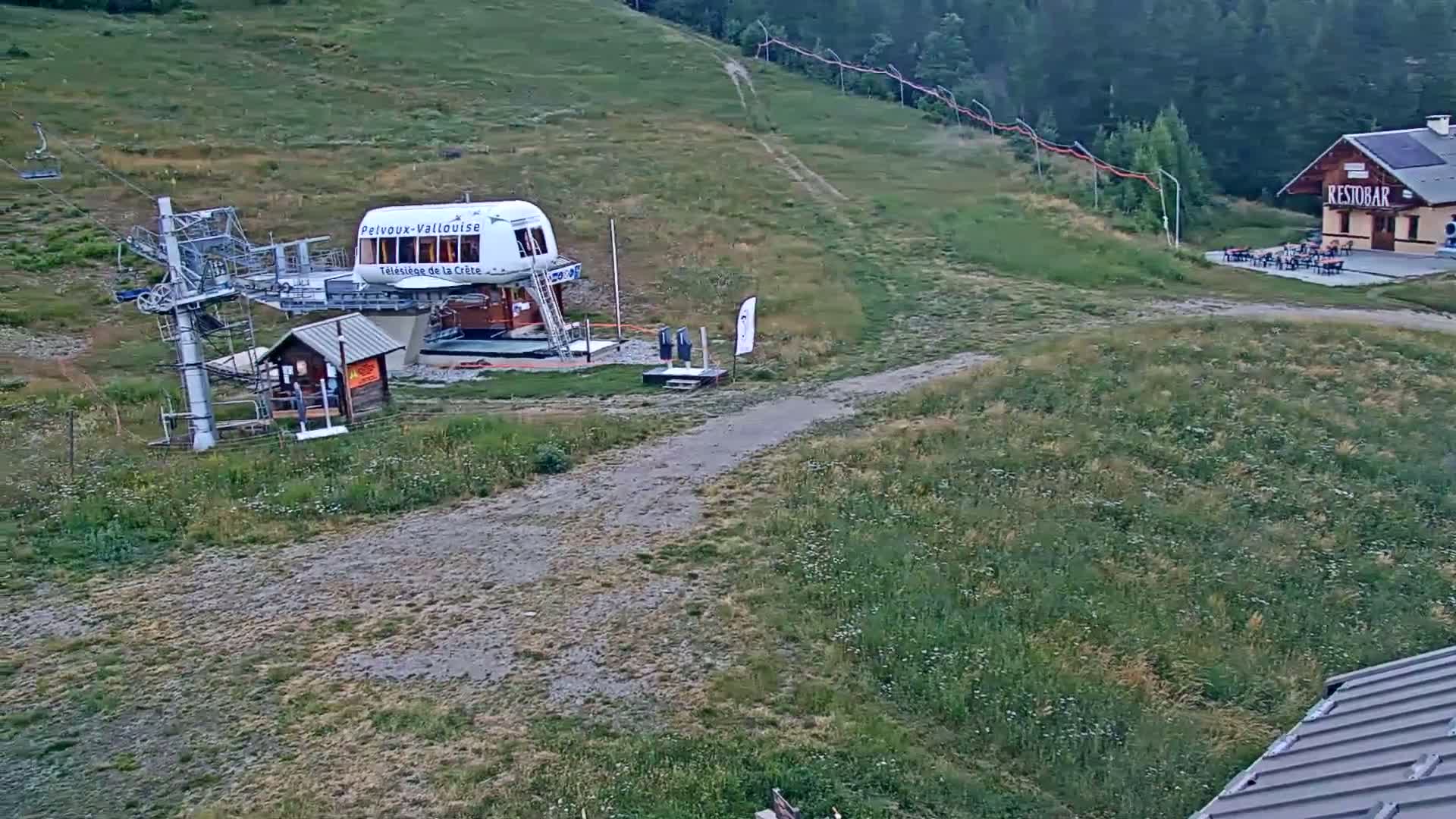 Pelvoux Vallouise Ski Slopes 1800 m Live Cam - 	Briancon, Hautes-Alpes, Provence-Alpes-Cote d’Azur, France