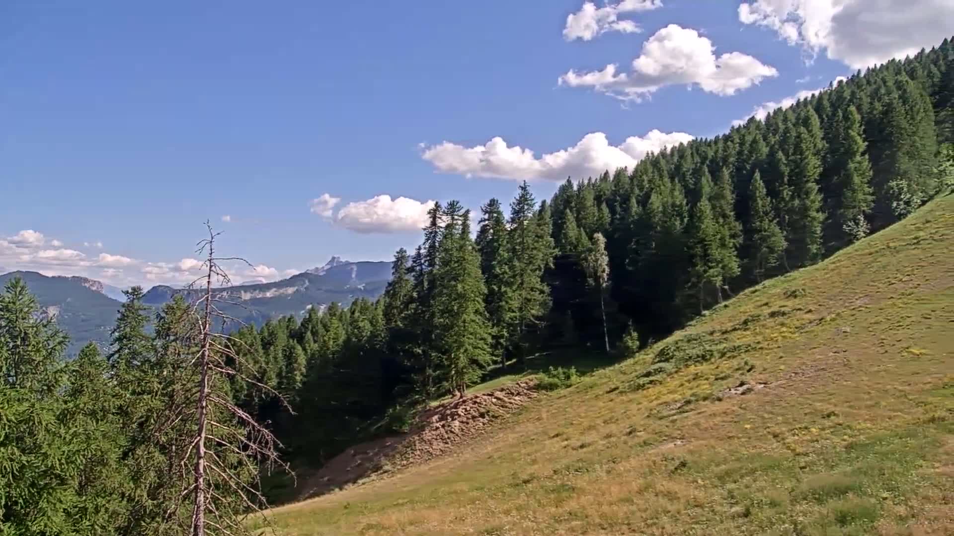 Pelvoux Vallouise Ski Slopes 1800 m Live Cam - 	Briancon, Hautes-Alpes, Provence-Alpes-Cote d’Azur, France