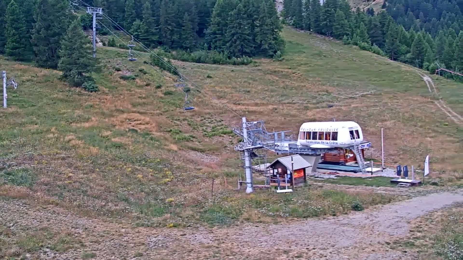 Pelvoux Vallouise Ski Slopes 1800 m Live Cam - 	Briancon, Hautes-Alpes, Provence-Alpes-Cote d’Azur, France