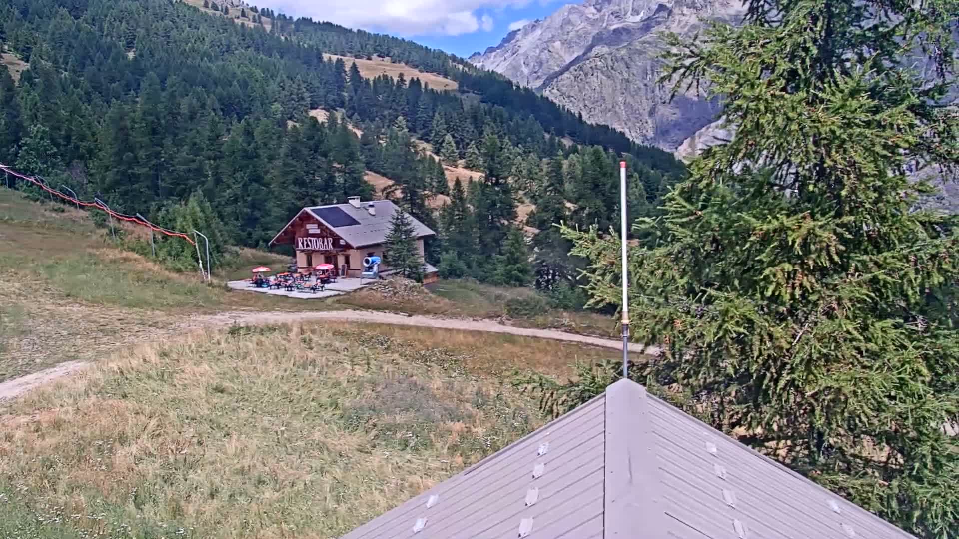Pelvoux Vallouise Ski Slopes 1800 m Live Cam - 	Briancon, Hautes-Alpes, Provence-Alpes-Cote d’Azur, France