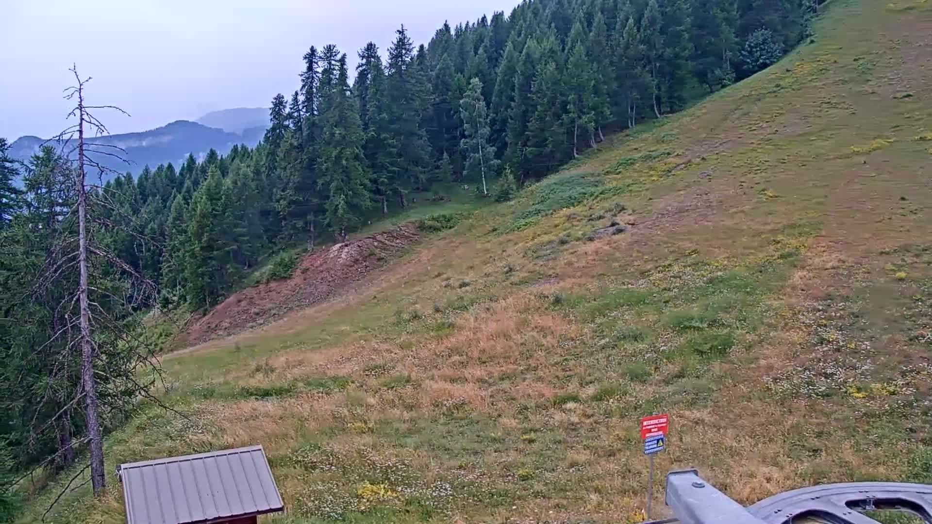 Pelvoux Vallouise Ski Slopes 1800 m Live Cam - 	Briancon, Hautes-Alpes, Provence-Alpes-Cote d’Azur, France