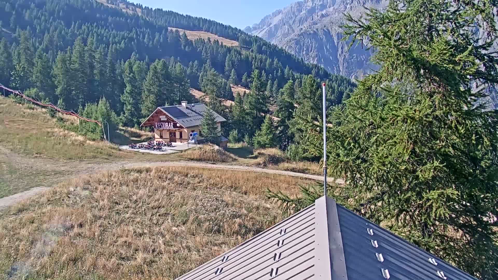 Pelvoux Vallouise Ski Slopes 1800 m Live Cam - 	Briancon, Hautes-Alpes, Provence-Alpes-Cote d’Azur, France