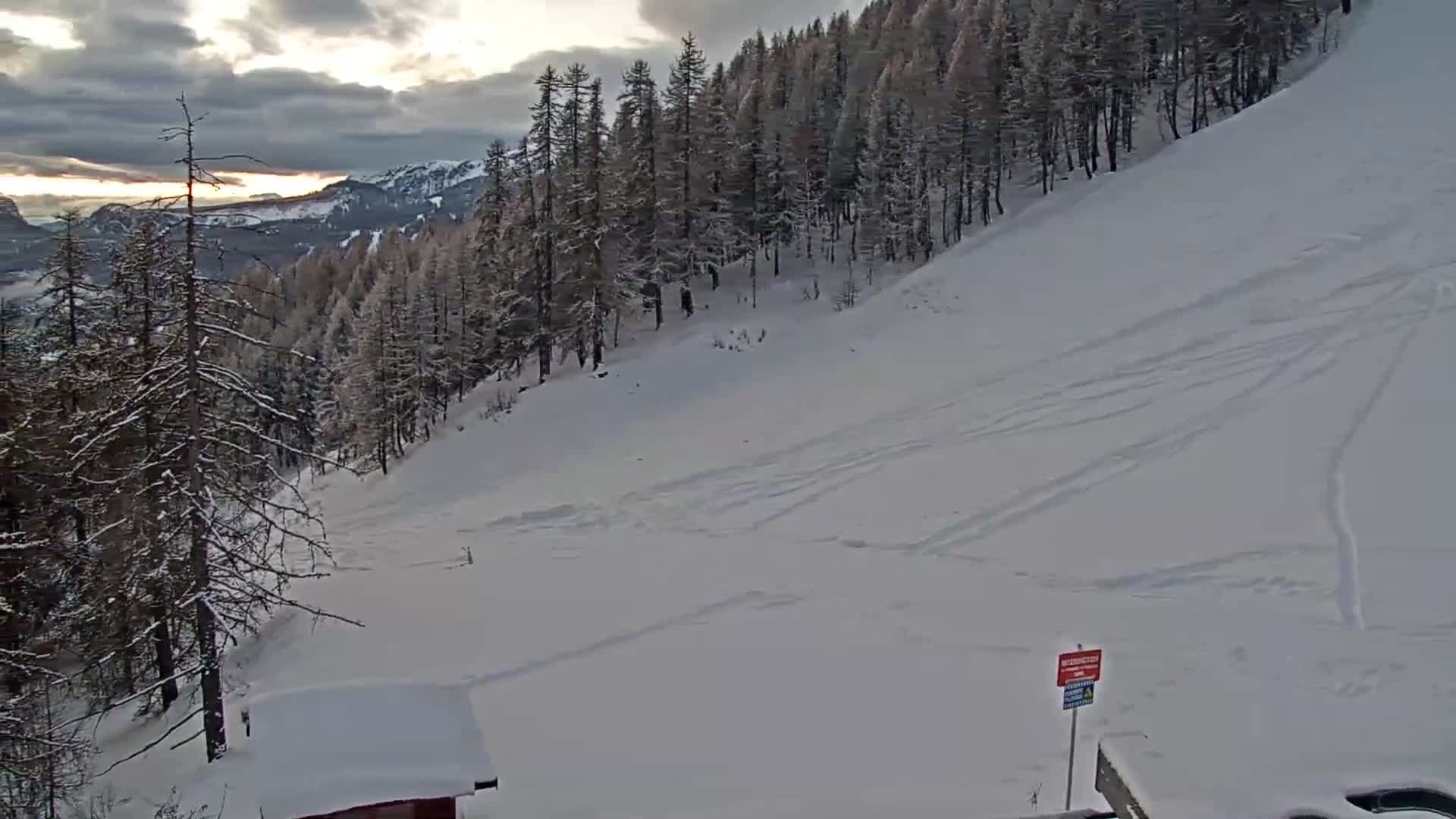 Pelvoux Vallouise Ski Slopes 1800 m Live Cam - Briancon, Hautes-Alpes, Provence-Alpes-Cote d’Azur, France