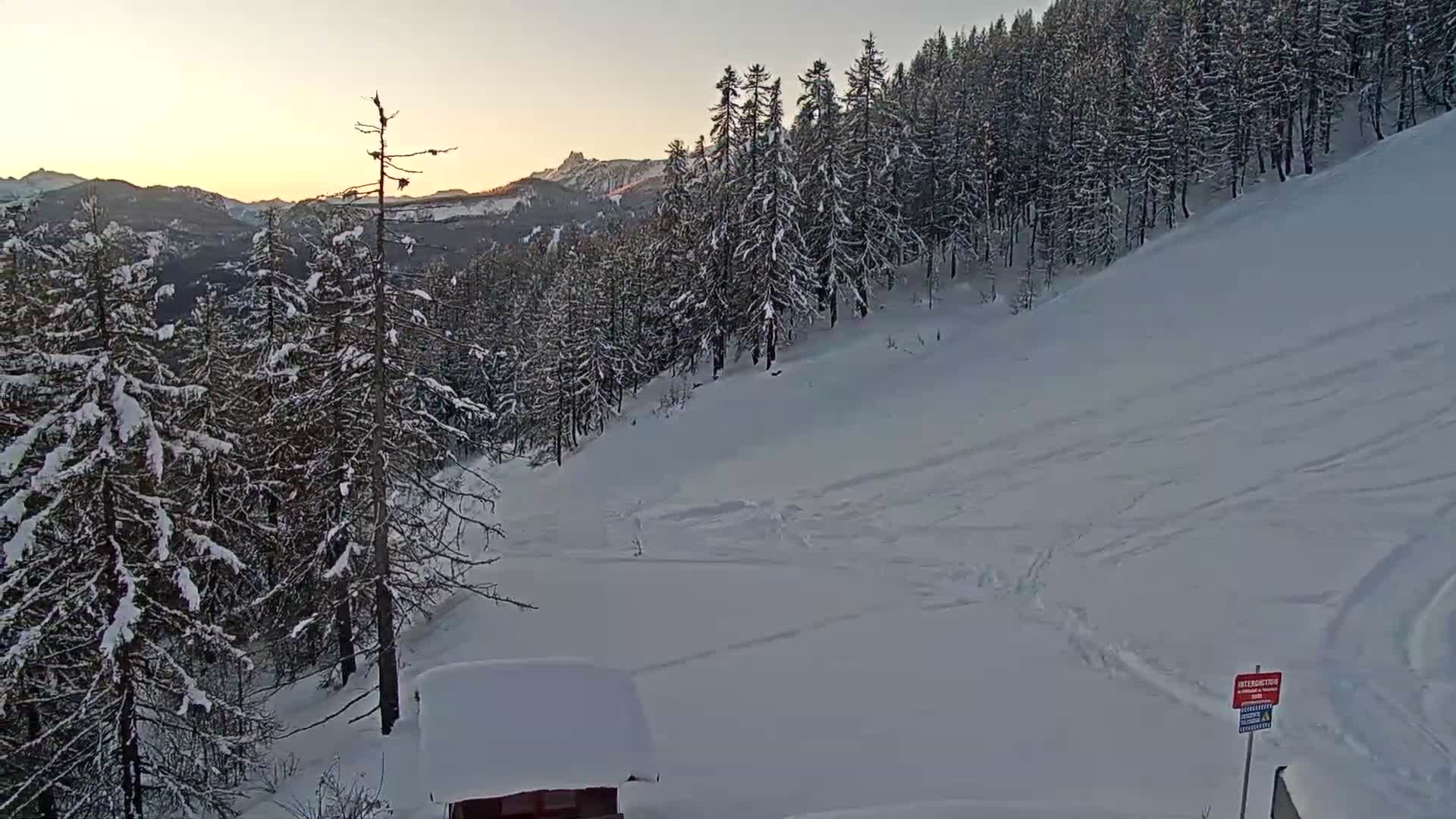 Pelvoux Vallouise Ski Slopes 1800 m Live Cam - Briancon, Hautes-Alpes, Provence-Alpes-Cote d’Azur, France