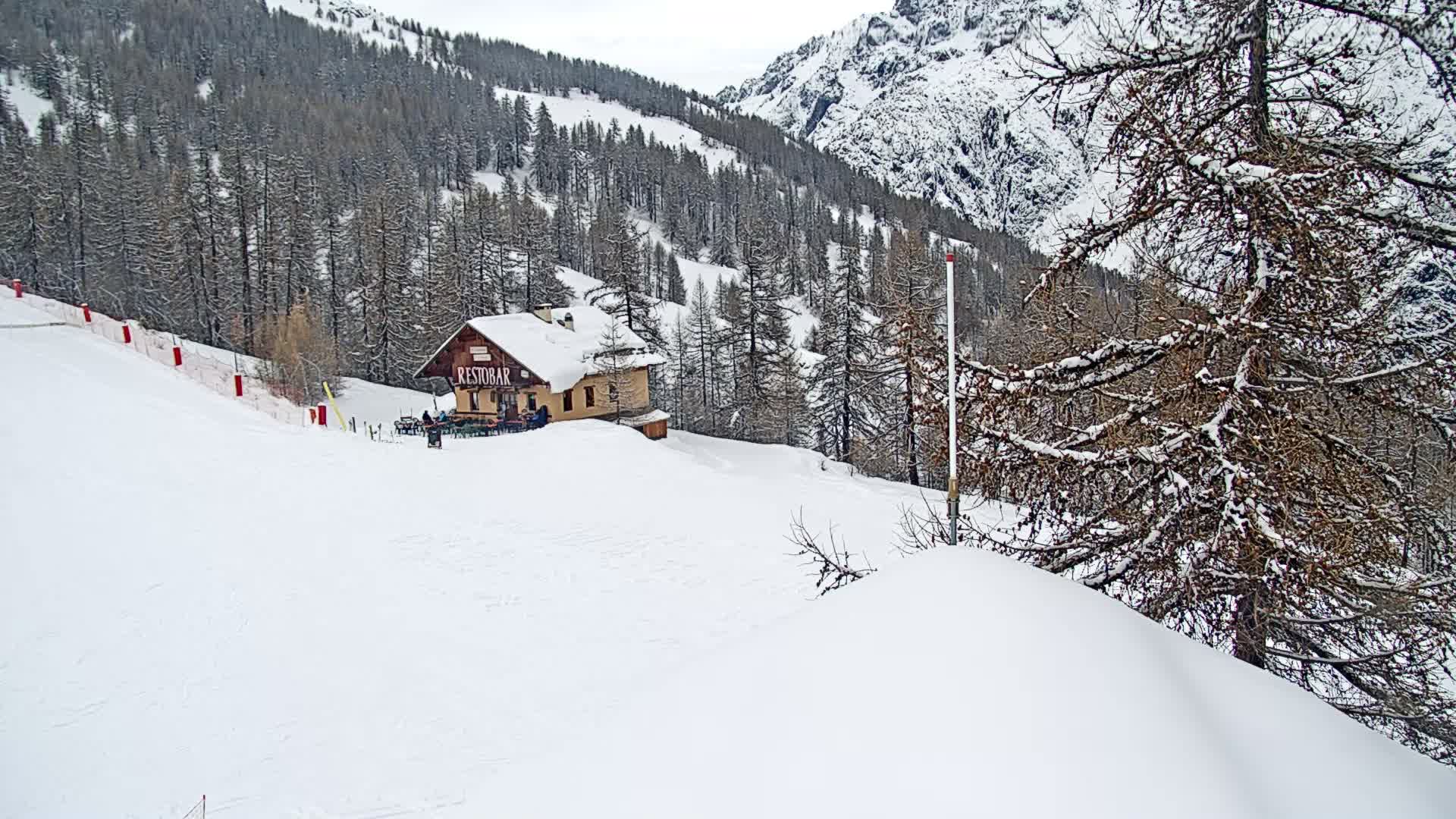 Pelvoux Vallouise Ski Slopes 1800 m Live Cam - Briancon, Hautes-Alpes, Provence-Alpes-Cote d’Azur, France