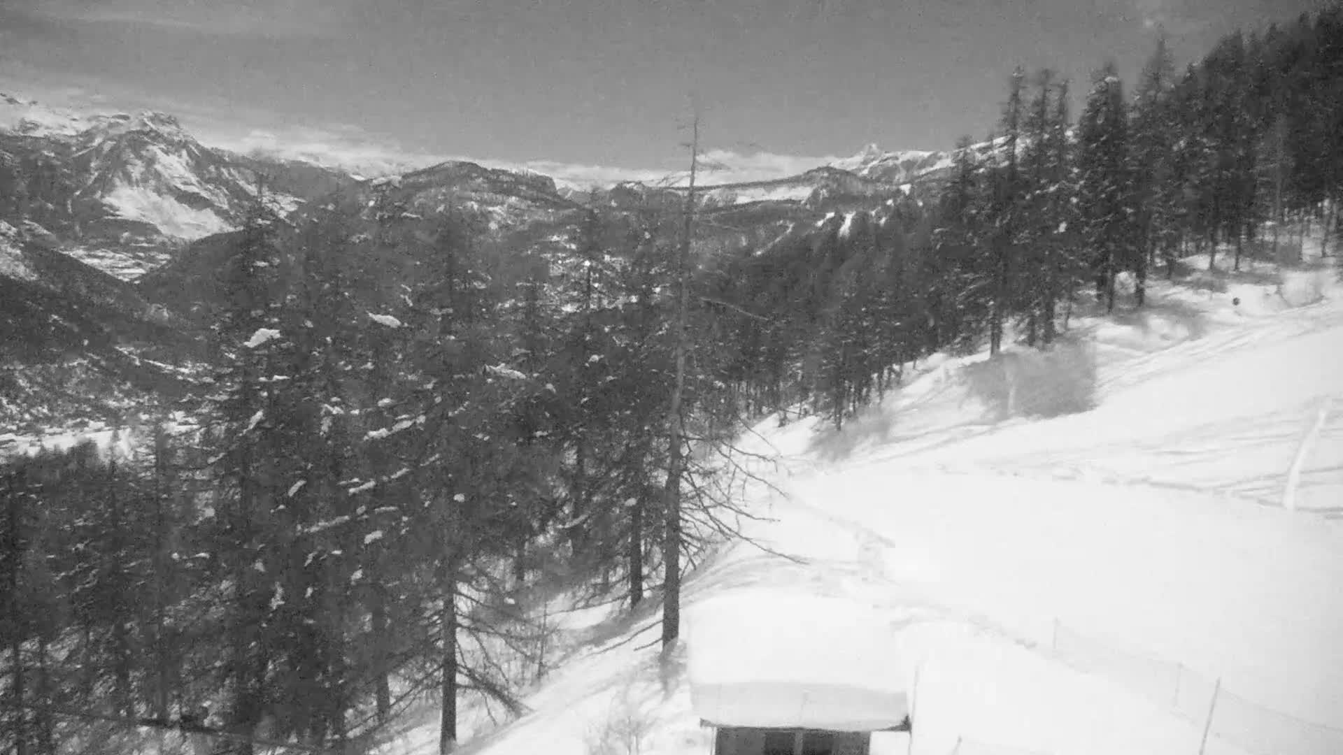 Pelvoux Vallouise Ski Slopes 1800 m Live Cam - Briancon, Hautes-Alpes, Provence-Alpes-Cote d’Azur, France