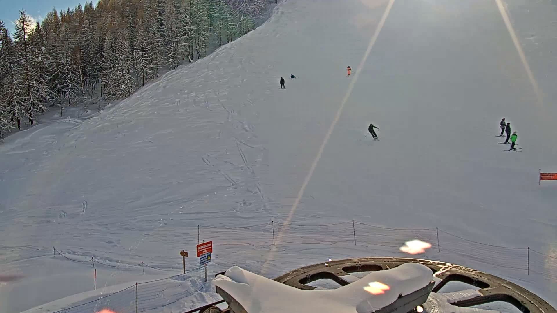 Pelvoux Vallouise Ski Slopes 1800 m Live Cam - Briancon, Hautes-Alpes, Provence-Alpes-Cote d’Azur, France