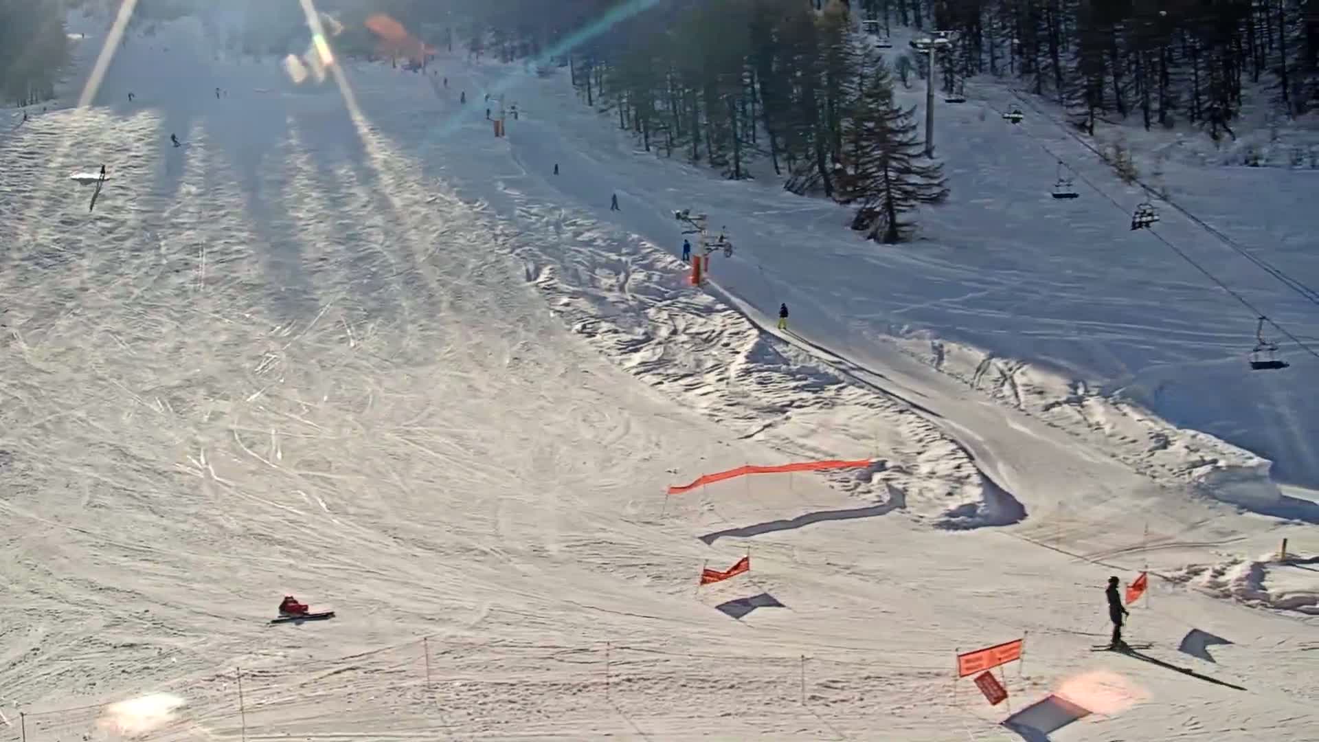 Pelvoux Vallouise Ski Slopes 1800 m Live Cam - Briancon, Hautes-Alpes, Provence-Alpes-Cote d’Azur, France