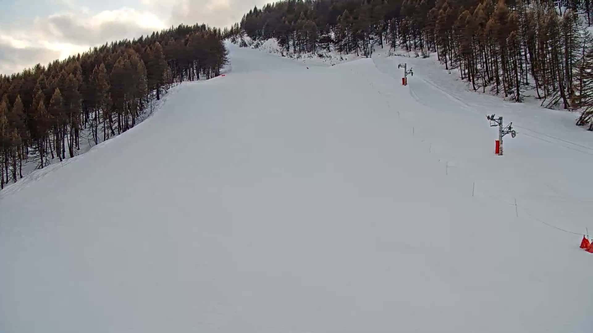 Pelvoux Vallouise Ski Slopes 1800 m Live Cam - Briancon, Hautes-Alpes, Provence-Alpes-Cote d’Azur, France