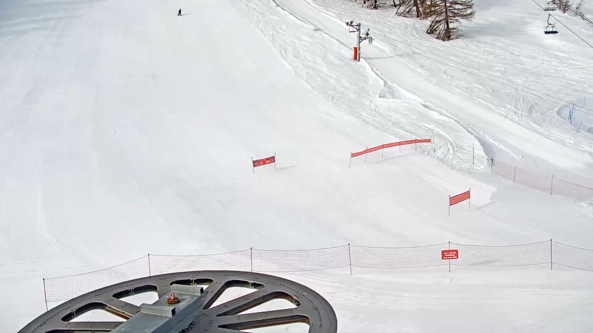 Pelvoux Vallouise Ski Slopes 1800 m Live Cam - Briancon, Hautes-Alpes, Provence-Alpes-Cote d’Azur, France