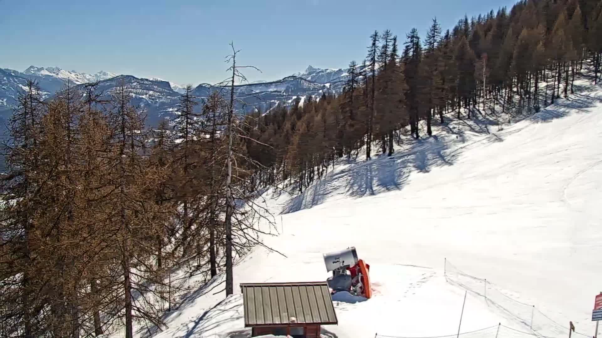 Pelvoux Vallouise Ski Slopes 1800 m Live Cam - Briancon, Hautes-Alpes, Provence-Alpes-Cote d’Azur, France
