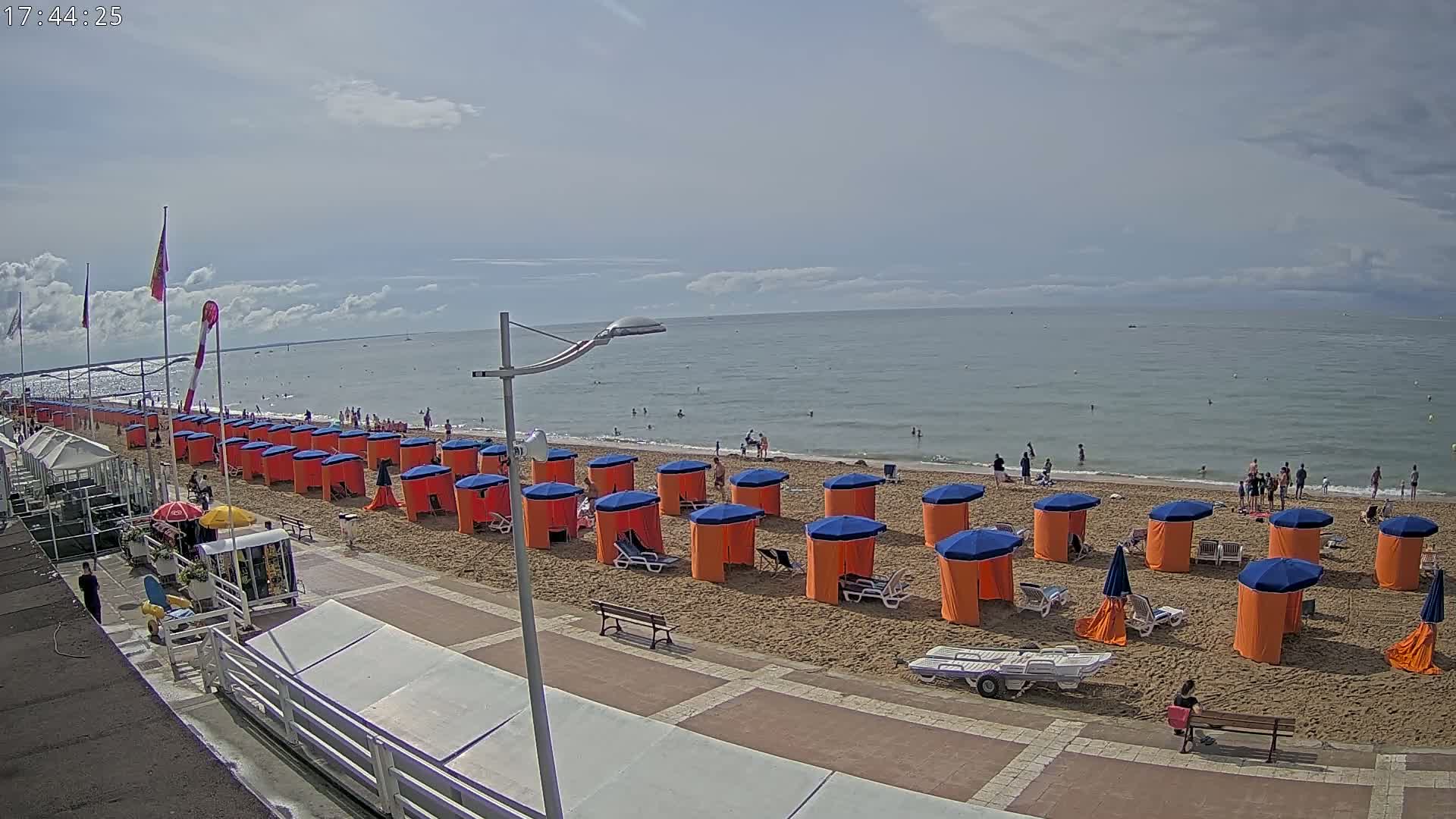 Plage de Houlgate Beach Live Cam - 	Lisieux, Calvados, Normandie, France