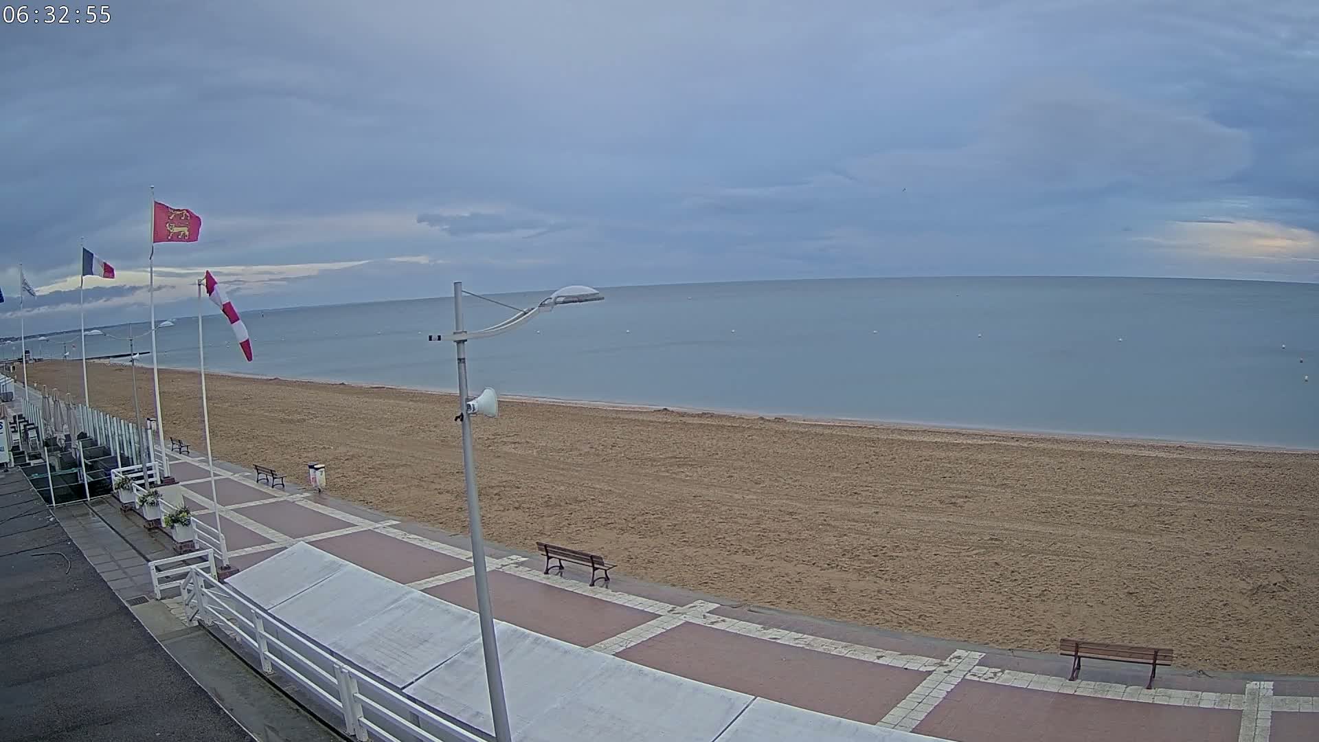 Plage de Houlgate Beach Live Cam - 	Lisieux, Calvados, Normandie, France