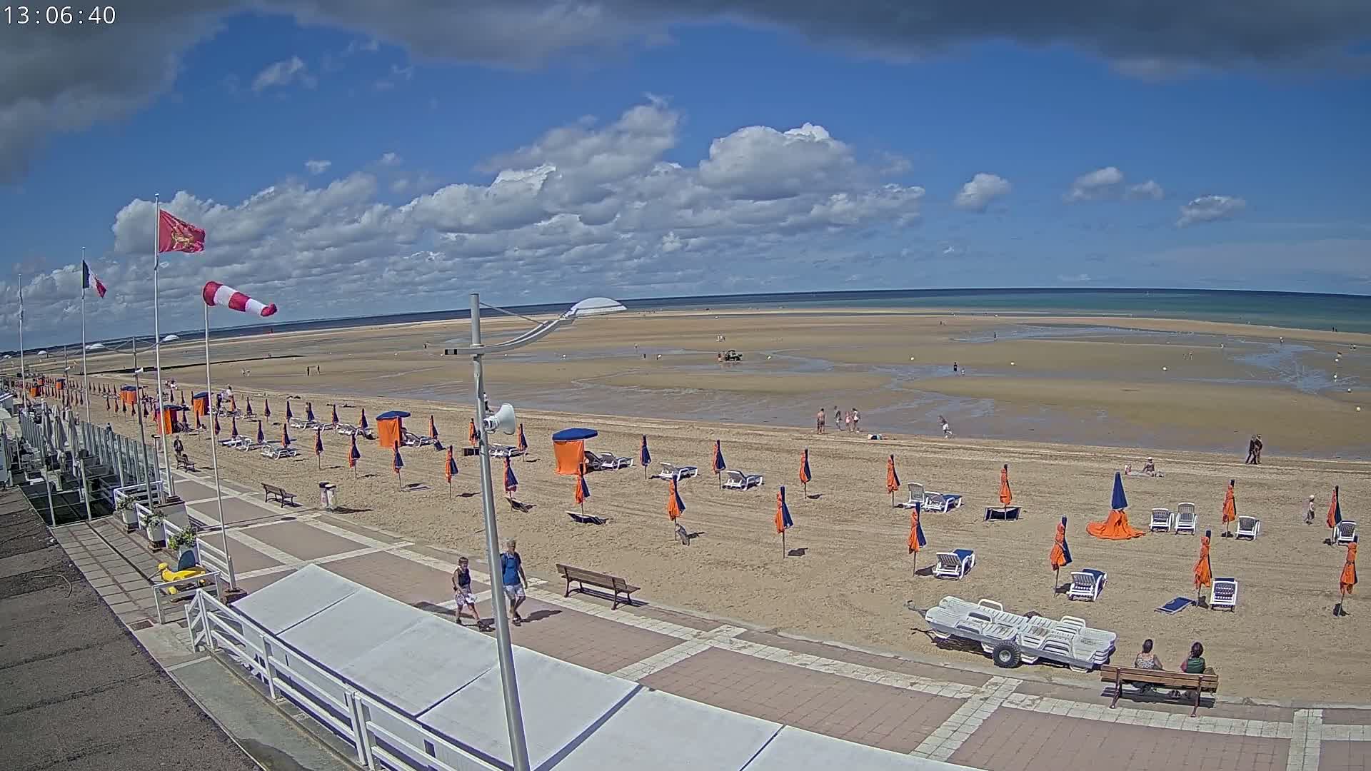 Plage de Houlgate Beach Live Cam - 	Lisieux, Calvados, Normandie, France