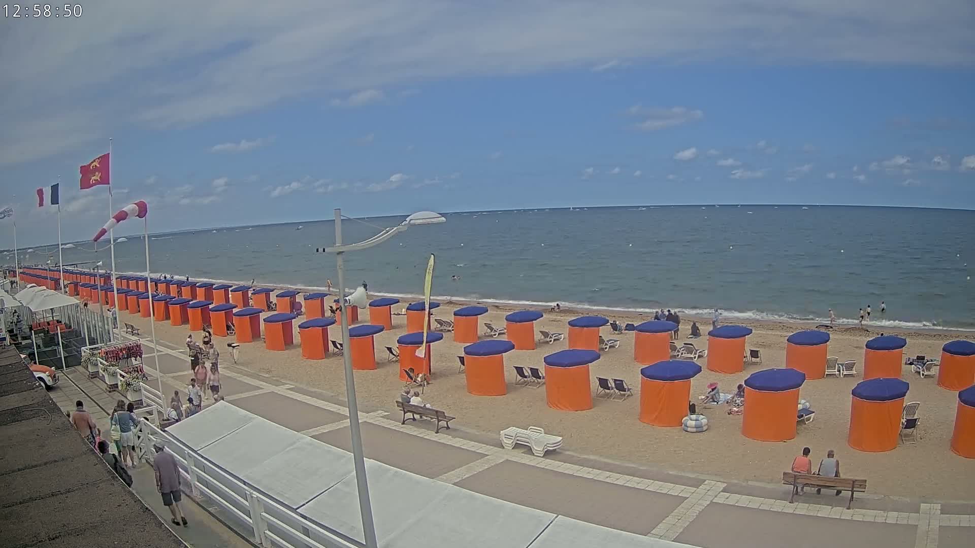 Plage de Houlgate Beach Live Cam - 	Lisieux, Calvados, Normandie, France