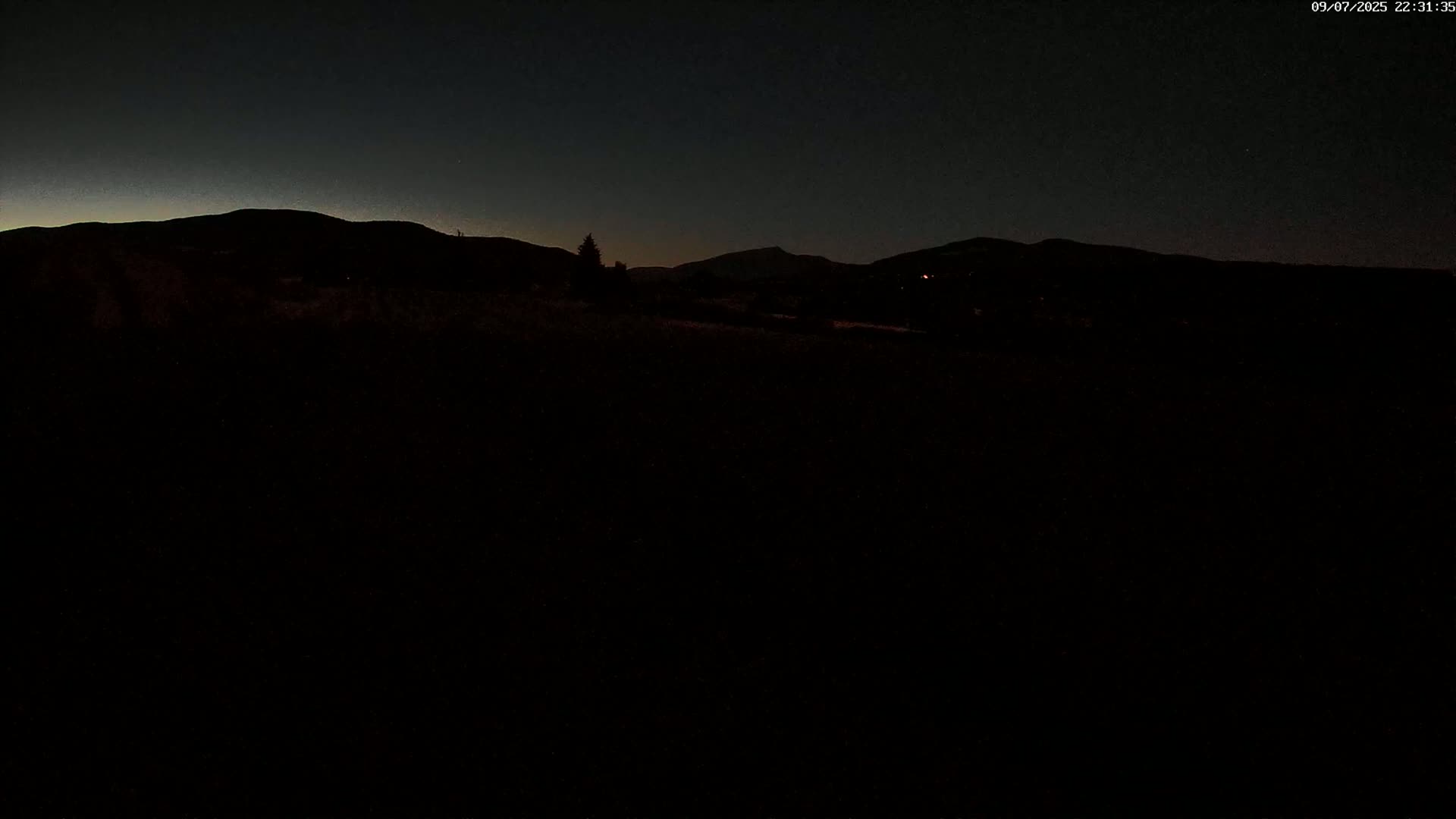 Sault - Pied du Ventoux Plant Field Panaromic Live Cam - Carpentras, Vaucluse, Provence-Alpes-Cote d’Azur, France