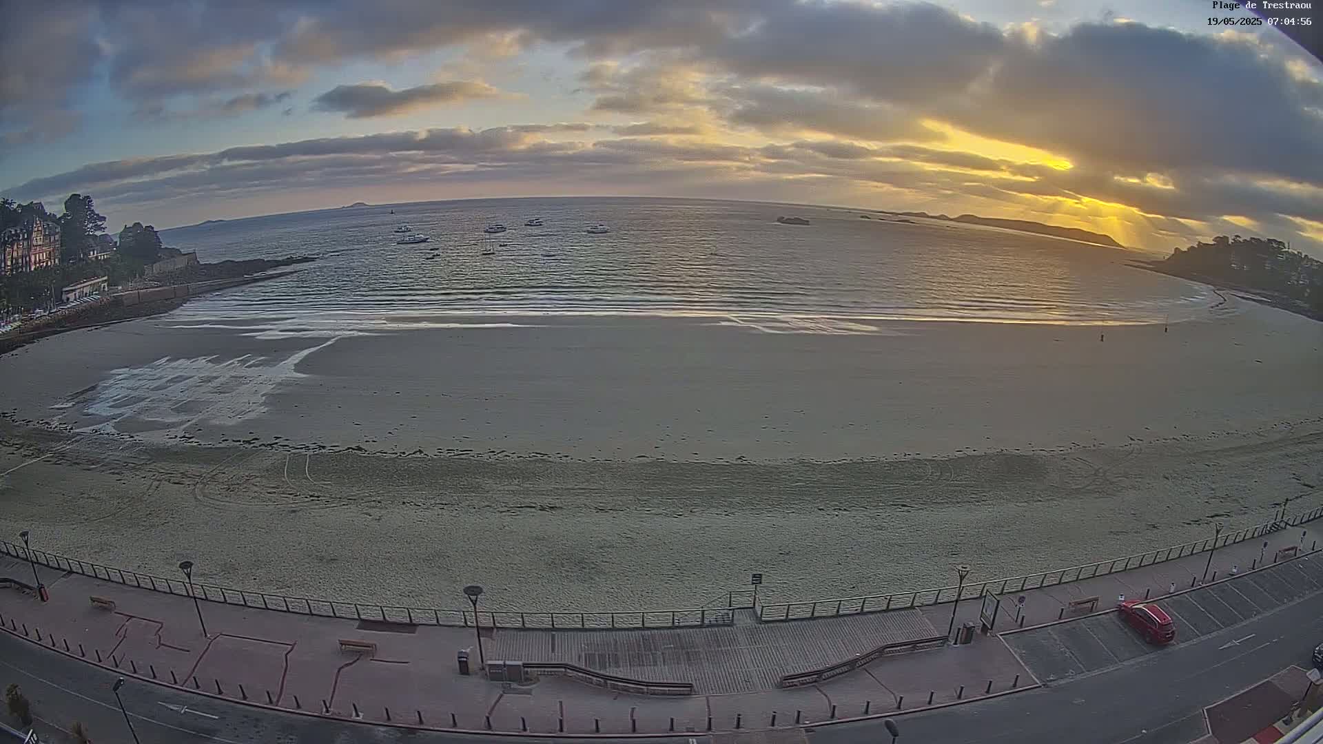 Perros-Guirec, Plage de Trestaou Beach Live Cam - Lannion, Cotes-d'Armor, Bretagne, France