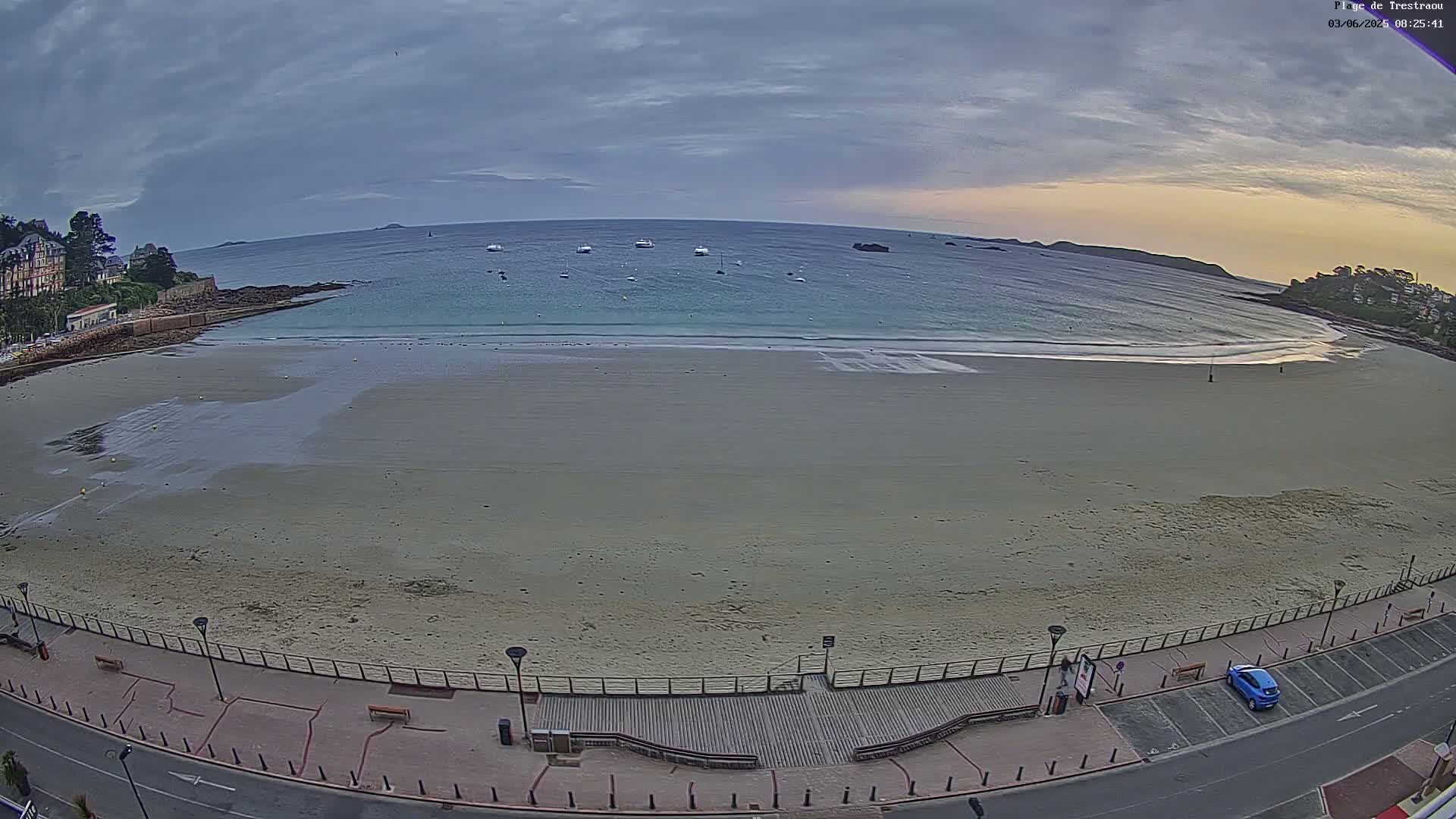 Perros-Guirec, Plage de Trestaou Beach Live Cam - Lannion, Cotes-d'Armor, Bretagne, France