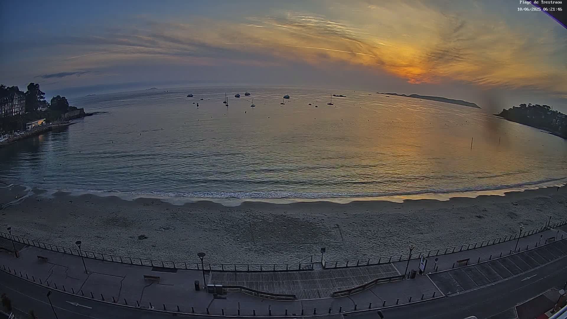 Perros-Guirec, Plage de Trestaou Beach Live Cam - Lannion, Cotes-d'Armor, Bretagne, France