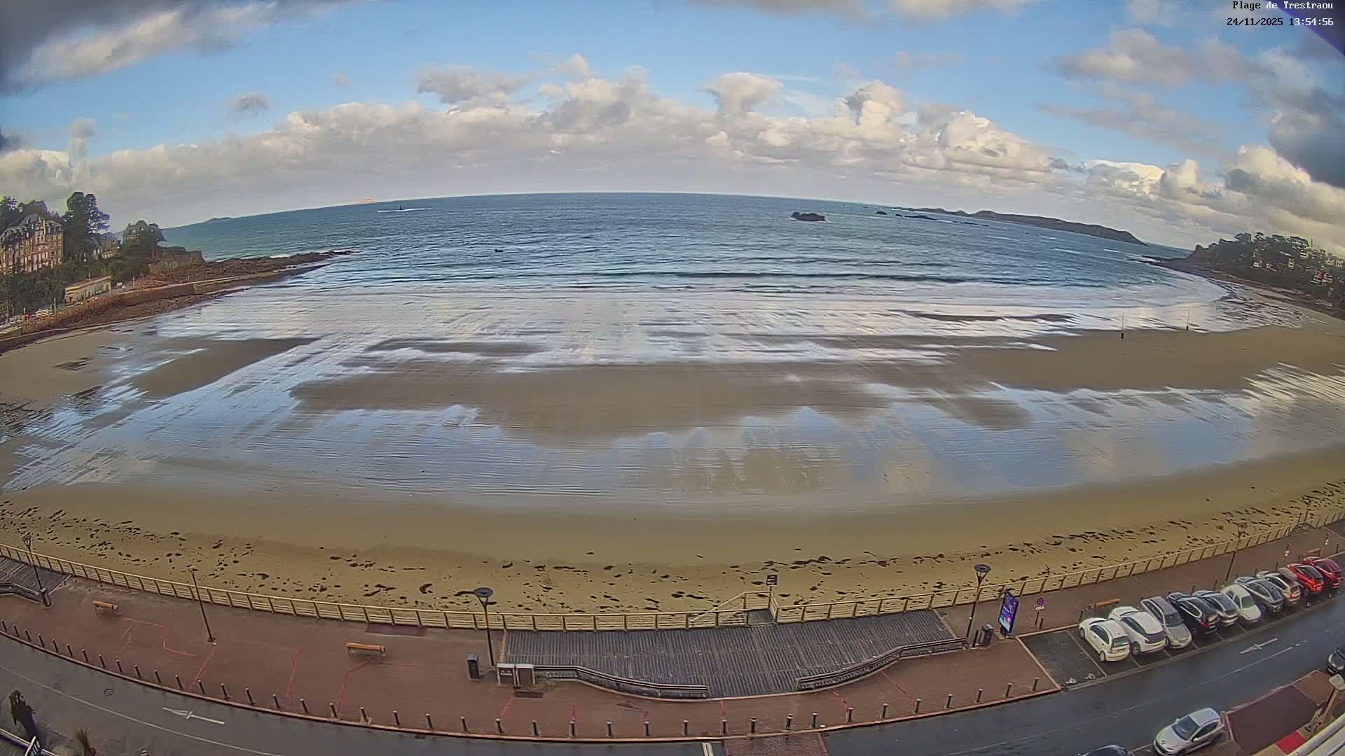 Perros-Guirec, Plage de Trestaou Beach Live Cam - Lannion, Cotes-d'Armor, Bretagne, France
