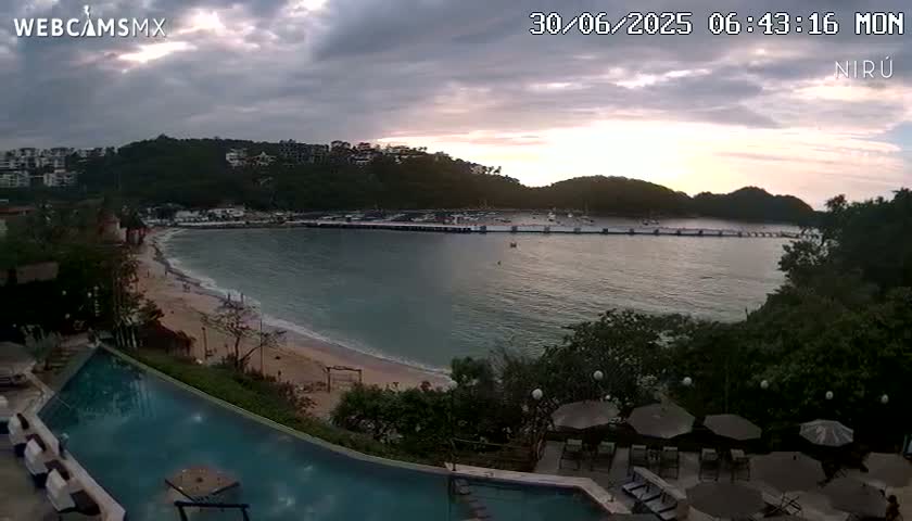 La Crucecita, Bahia Santa Cruz Huatulco Beach Live Cam - Santa Maria Huatulco, Oaxaca, Mexico