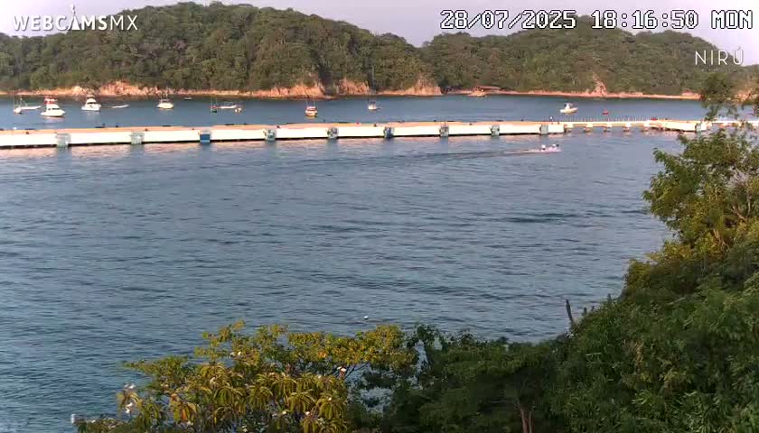 La Crucecita, Bahia Santa Cruz Huatulco Beach Live Cam - Santa Maria Huatulco, Oaxaca, Mexico