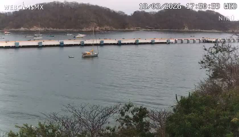 La Crucecita, Bahia Santa Cruz Huatulco Beach Live Cam - Santa Maria Huatulco, Oaxaca, Mexico