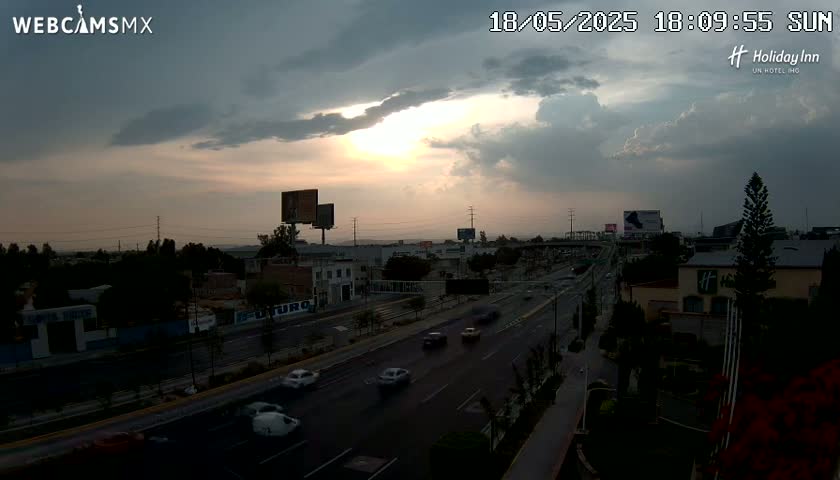 Santiago de Querétaro, Avenida 5 Febrero Avenue Live Cam - Santiago de Queretaro, Queretaro, Mexico
