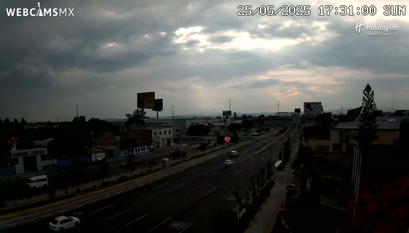 Santiago de Querétaro, Avenida 5 Febrero Avenue Live Cam - Santiago de Queretaro, Queretaro, Mexico
