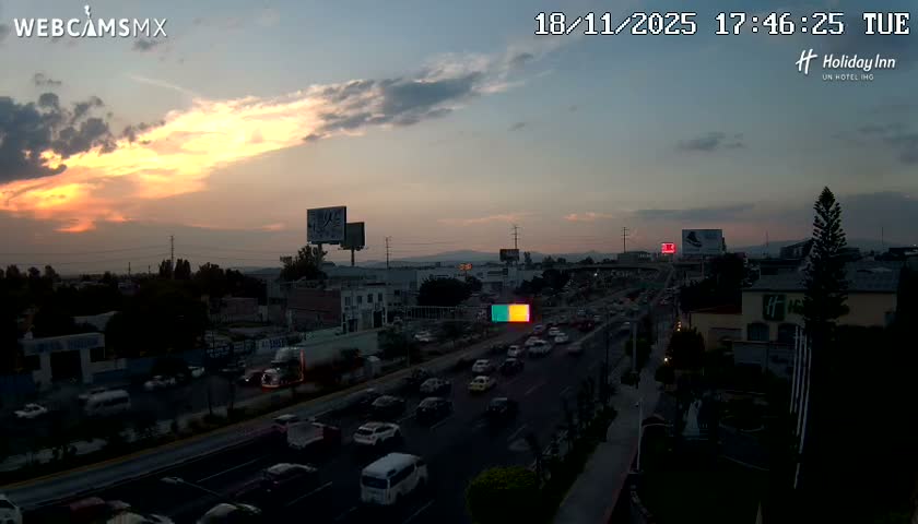 Santiago de Querétaro, Avenida 5 Febrero Avenue Live Cam - Santiago de Queretaro, Queretaro, Mexico