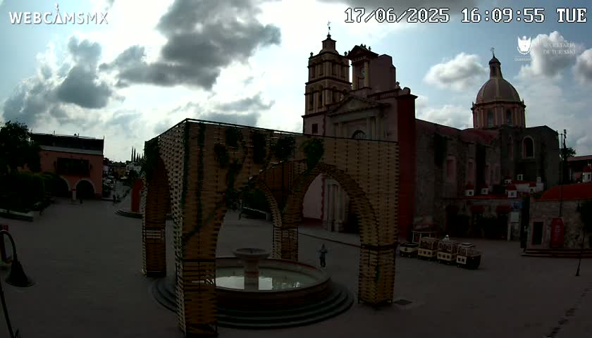 Tequisquiapan, Plaza Miguel Hidalgo & Parish St. Mary of the Assumption Live Cam - Tequisquiapan, Queretaro, Mexico
