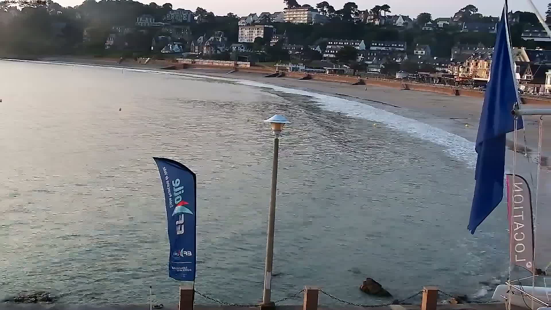 Perros-Guirec Plage de Trestraou Beach Live Cam - Lannion, Cotes-d'Armor, Bretagne, France
