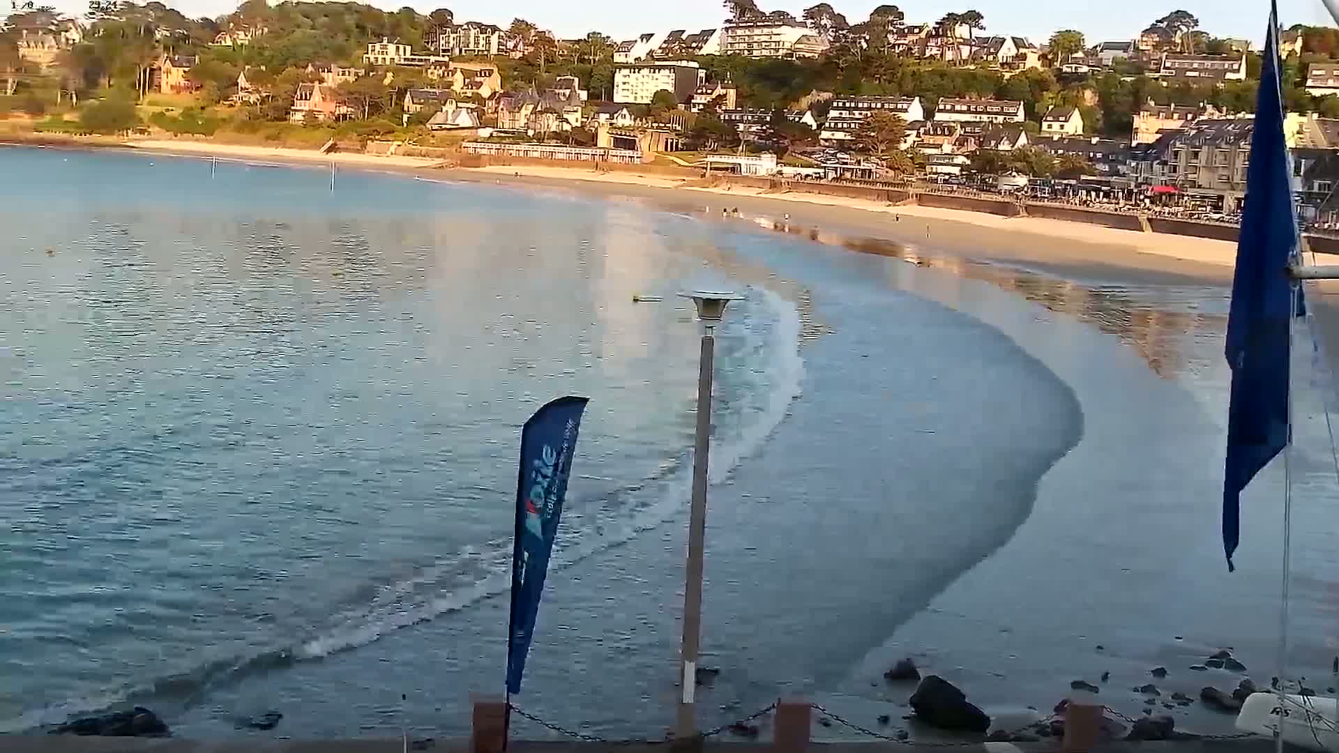 Perros-Guirec Plage de Trestraou Beach Live Cam - Lannion, Cotes-d'Armor, Bretagne, France