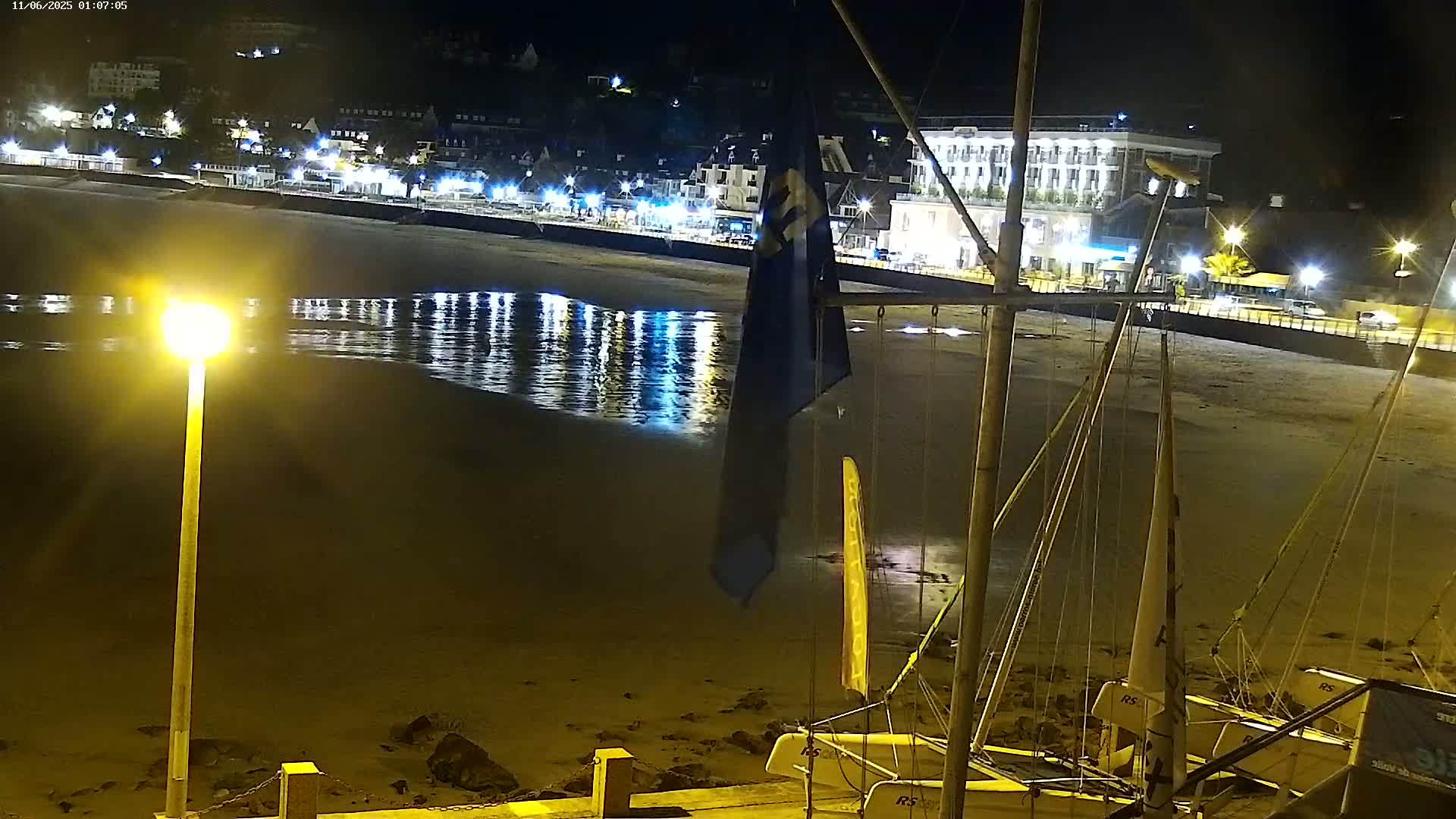 Perros-Guirec Plage de Trestraou Beach Live Cam - Lannion, Cotes-d'Armor, Bretagne, France