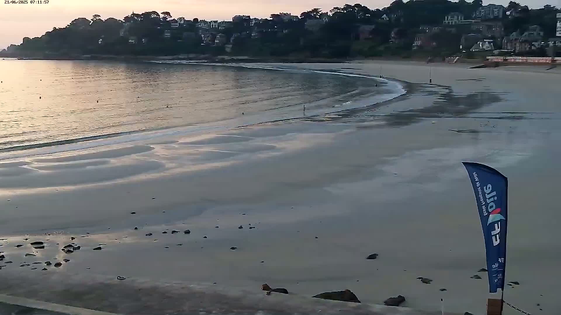 Perros-Guirec Plage de Trestraou Beach Live Cam - Lannion, Cotes-d'Armor, Bretagne, France