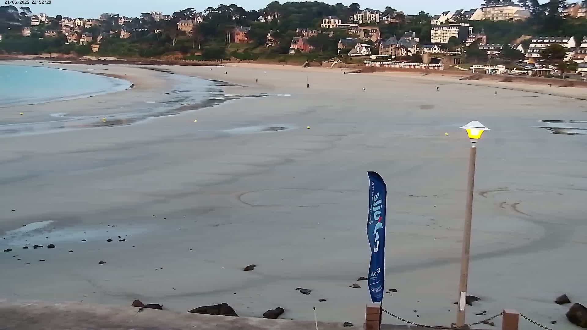 Perros-Guirec Plage de Trestraou Beach Live Cam - Lannion, Cotes-d'Armor, Bretagne, France